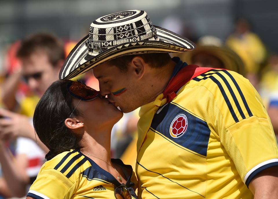 3 صور توضح احتفالات خاصة لـ2 من مشجعي كولومبيا في مدرجات البرازيل