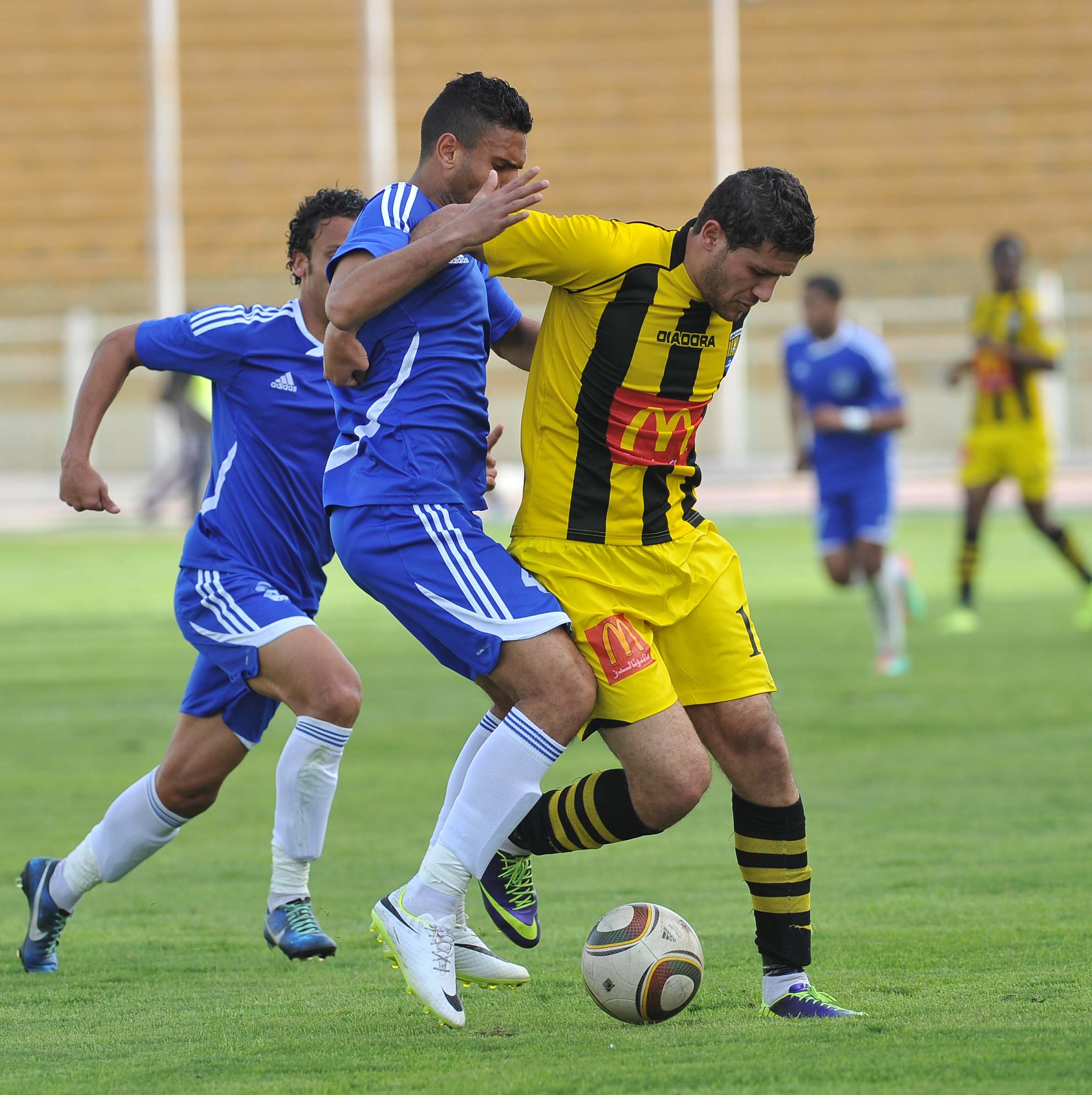 المقاولون ينتزع نقطة من سموحة بالجبل الأخضر