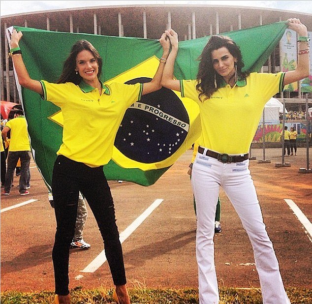 بالصور| عارضات الأزياء البرازيليات يدعمن منتخب السيليساو في المونديال