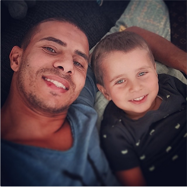 محمد زيدان ينشر صورة مع ابنه على 