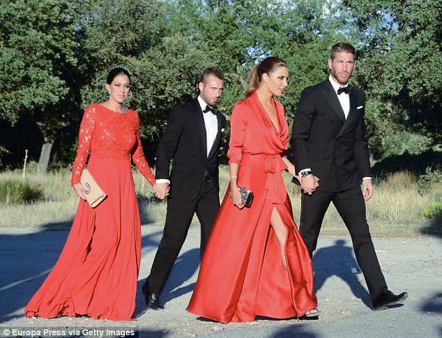 بالصور|  راموس يحضر حفل زفاف شقيقه من ملكة جمال إسبانيا بصحبة صديقته