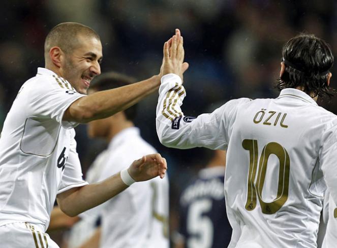 أوزيل يهنئ بنزيما بالتجديد لريال مدريد عبر 