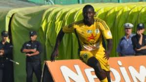 وفاة الكاميروني ايبوسي لاعب شبيبة القبائل الجزائري بسبب أحداث شغب في مباراة اتحاد العاصمة