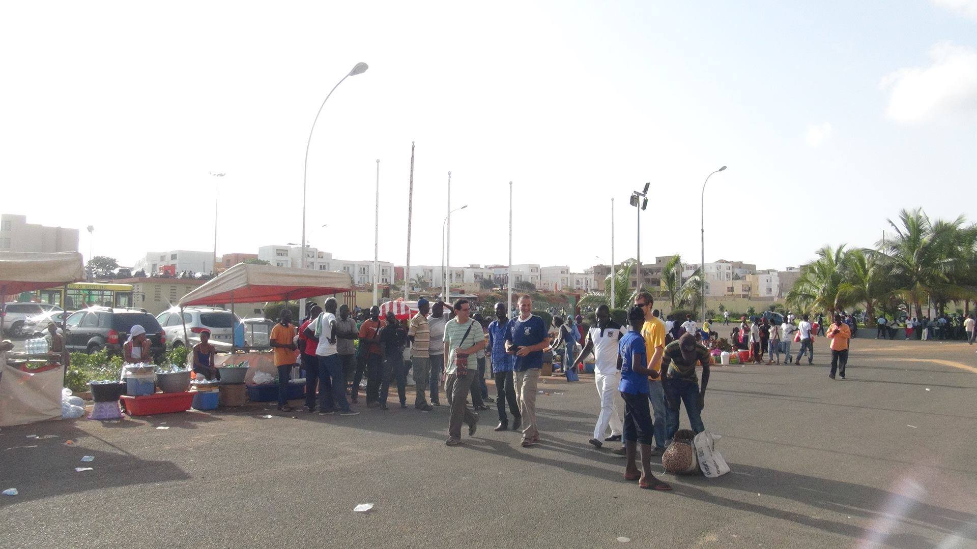 رسالة داكار : بدأ توافد الجماهير على ملعب 
