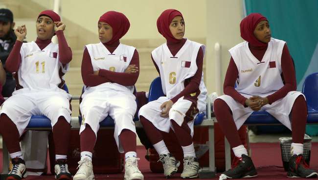 بعد أزمة منتخب قطر في الأولمبياد.. السماح بالحجاب في مباريات كرة السلة قريبًا