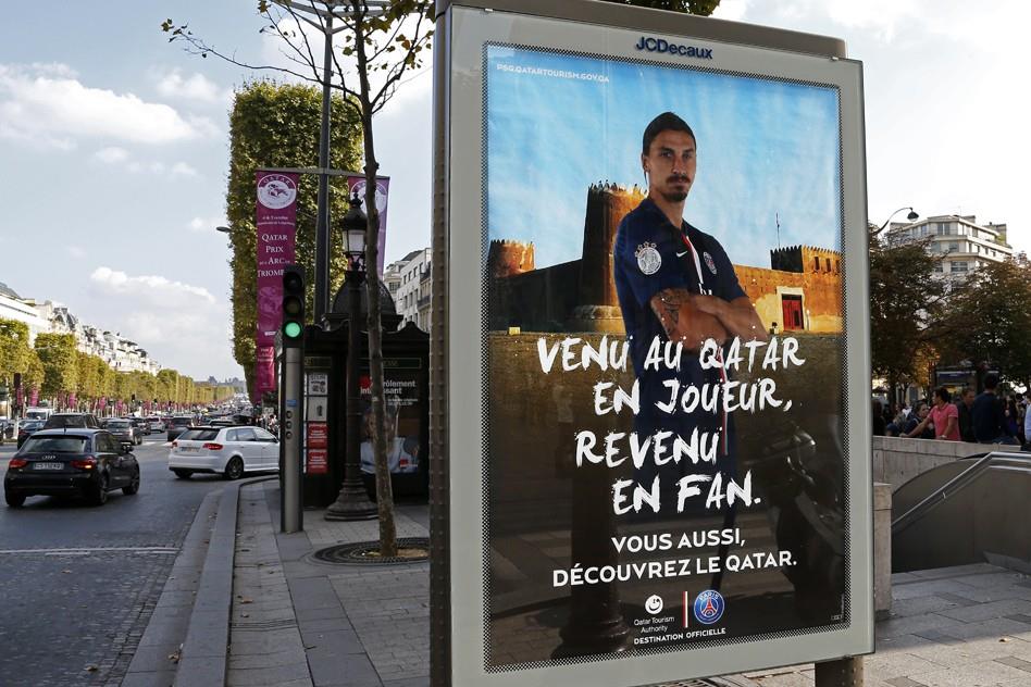 بالصور| باريس سان جيرمان يروج لدعاية سياحية لقطر في شوارع العاصمة الفرنسية
