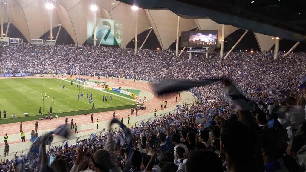 جماهير الهلال السعودي تخترق أسوار ملعب الملك فهد لمتابعة نهائي آسيا 