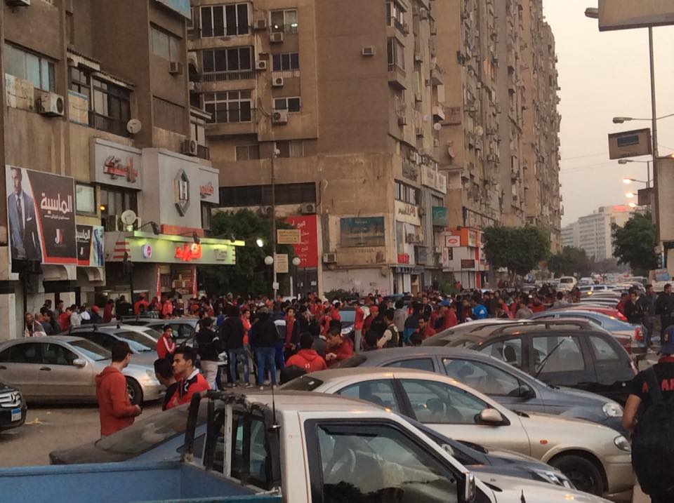 بالصور| أولتراس أهلاوي يبدأ التجمع في صلاح سالم لحضور مباراة حرس الحدود