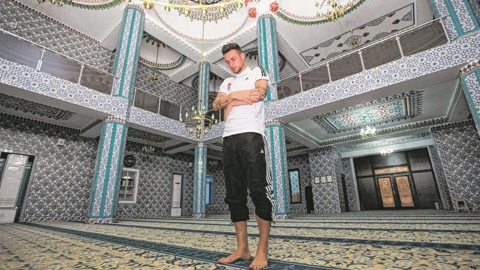 بالصور| بعد اعتناقه الإسلام.. لاعب نورمبيرج: خفق قلبي فور دخولي المسجد.. والصلاة تهذب روحي