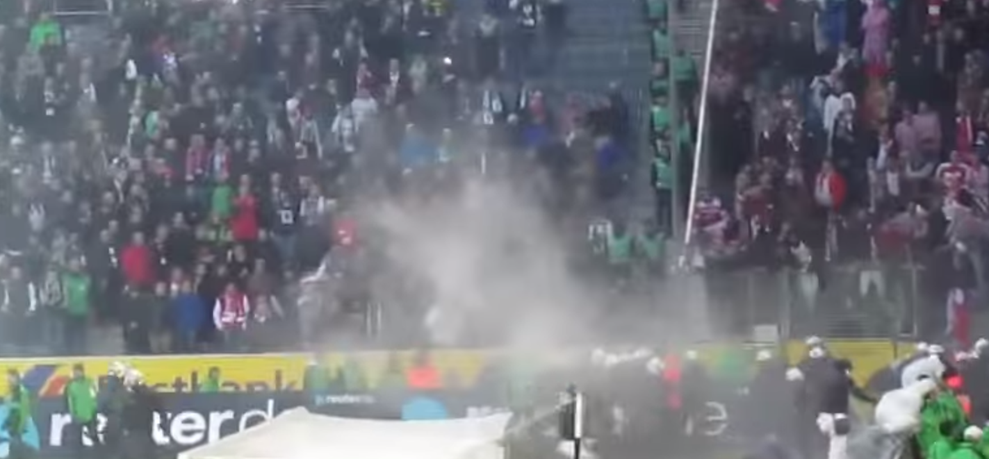 بالفيديو| جماهير كولن تشعل الألعاب النارية وتقتحم ملعب المباراة بالدوري الألماني