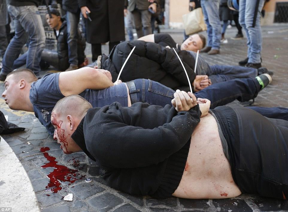 بالفيديو والصور| اشتباكات دامية بين جماهير فينورد والشرطة الإيطالية