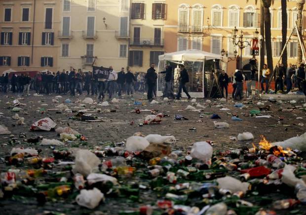 بالصور| تعرّف على أسباب الاشتباكات الدامية بين جماهير فينورد والشرطة الإيطالية