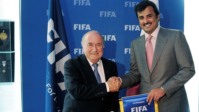 بلاتر يلتقي أمير قطر لمناقشة مستجدات تنظيم مونديال 2022 وتغيير موعد البطولة