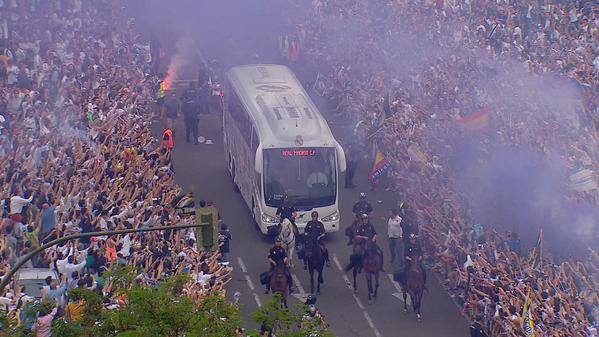 استقبال أسطوري للاعبي ريال مدريد أثناء وصولهم ملعب 