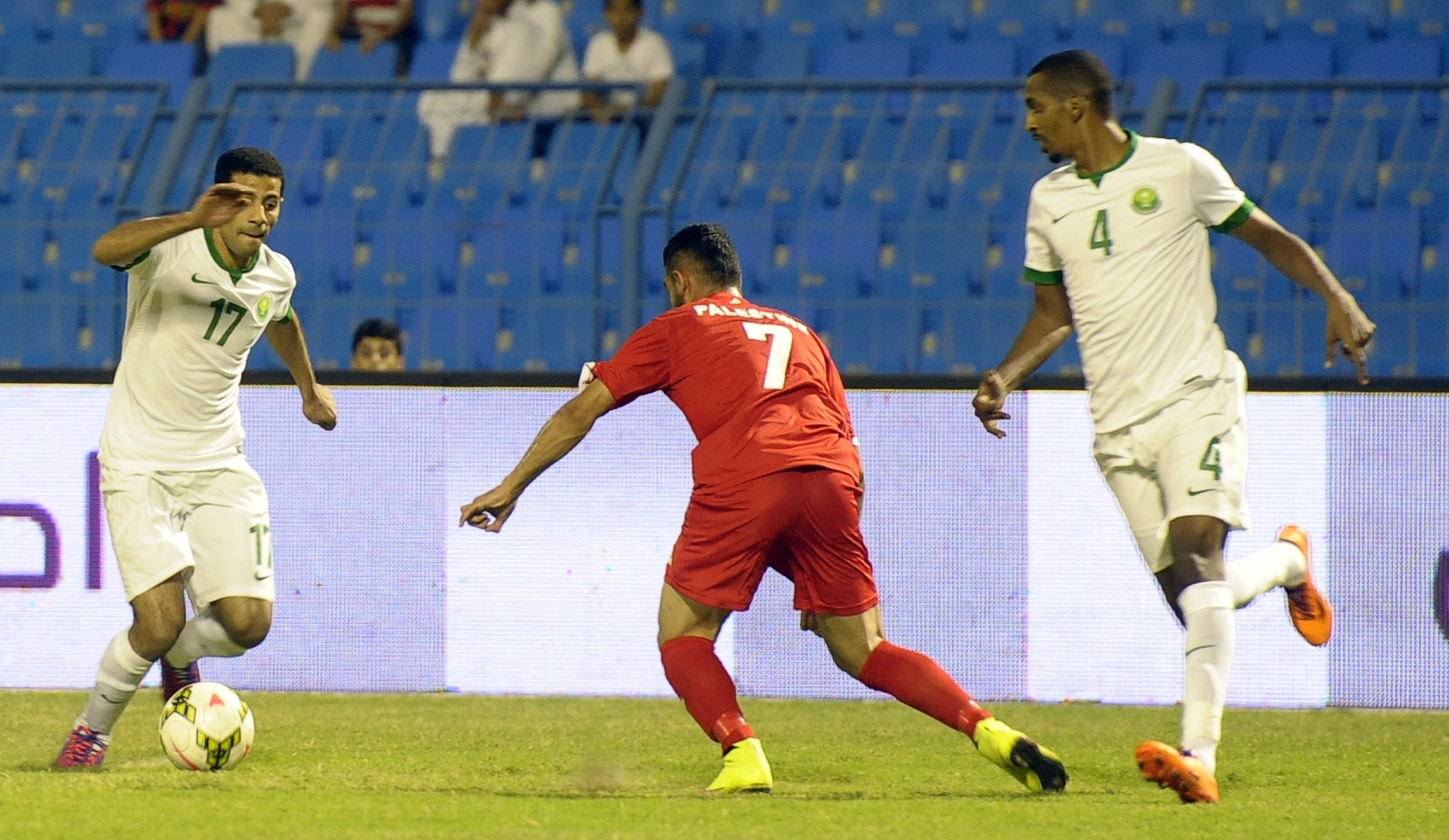 بالفيديو| السعودية تحقق فوزا صعبا على فلسطين في التصفيات المزدوجة لمونديال 2018 وكأس آسيا 