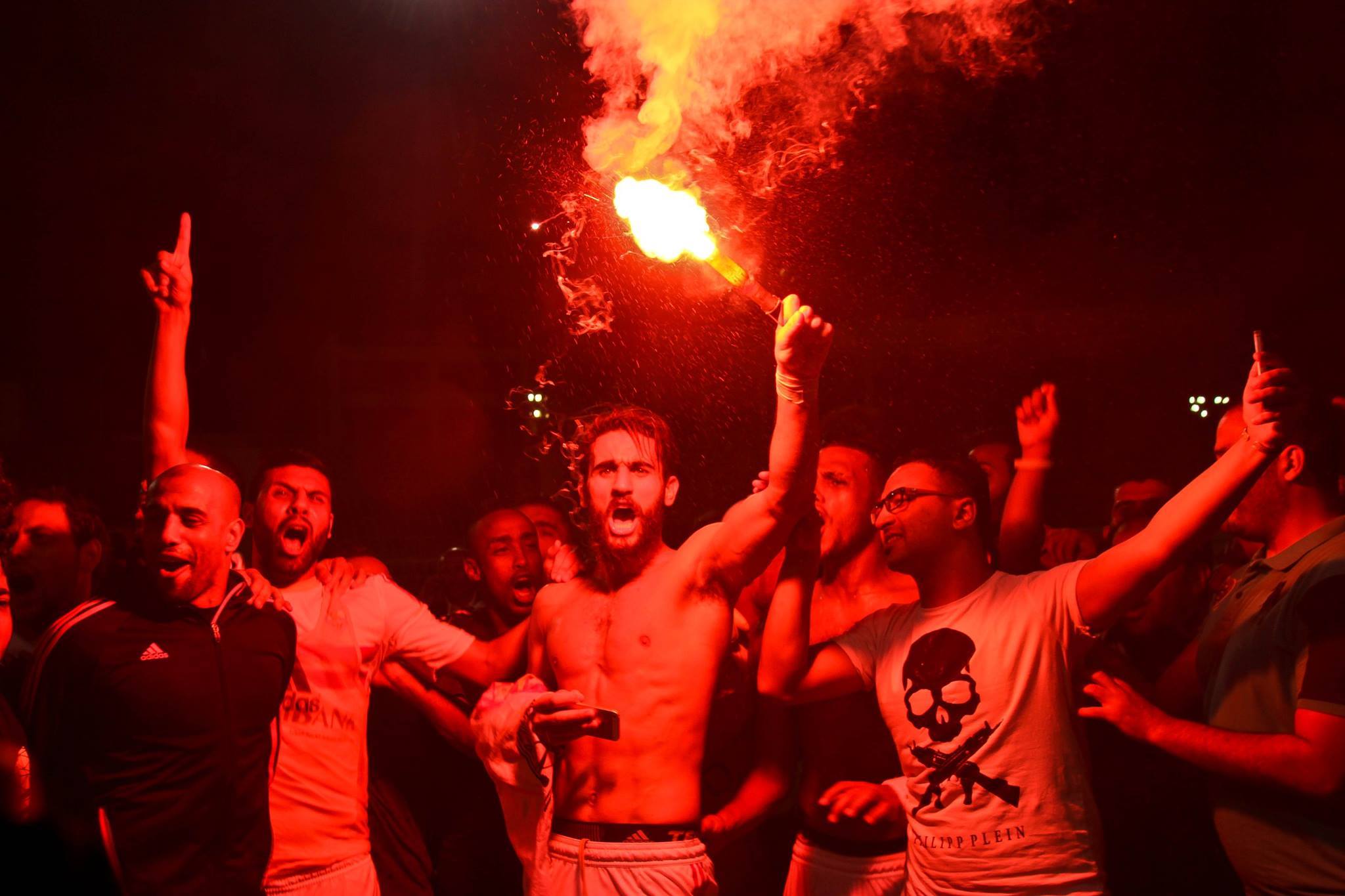 بالفيديو والصور| احتفالات لاعبي الزمالك بالشماريخ بعد اقترابهم من الفوز بالدوري