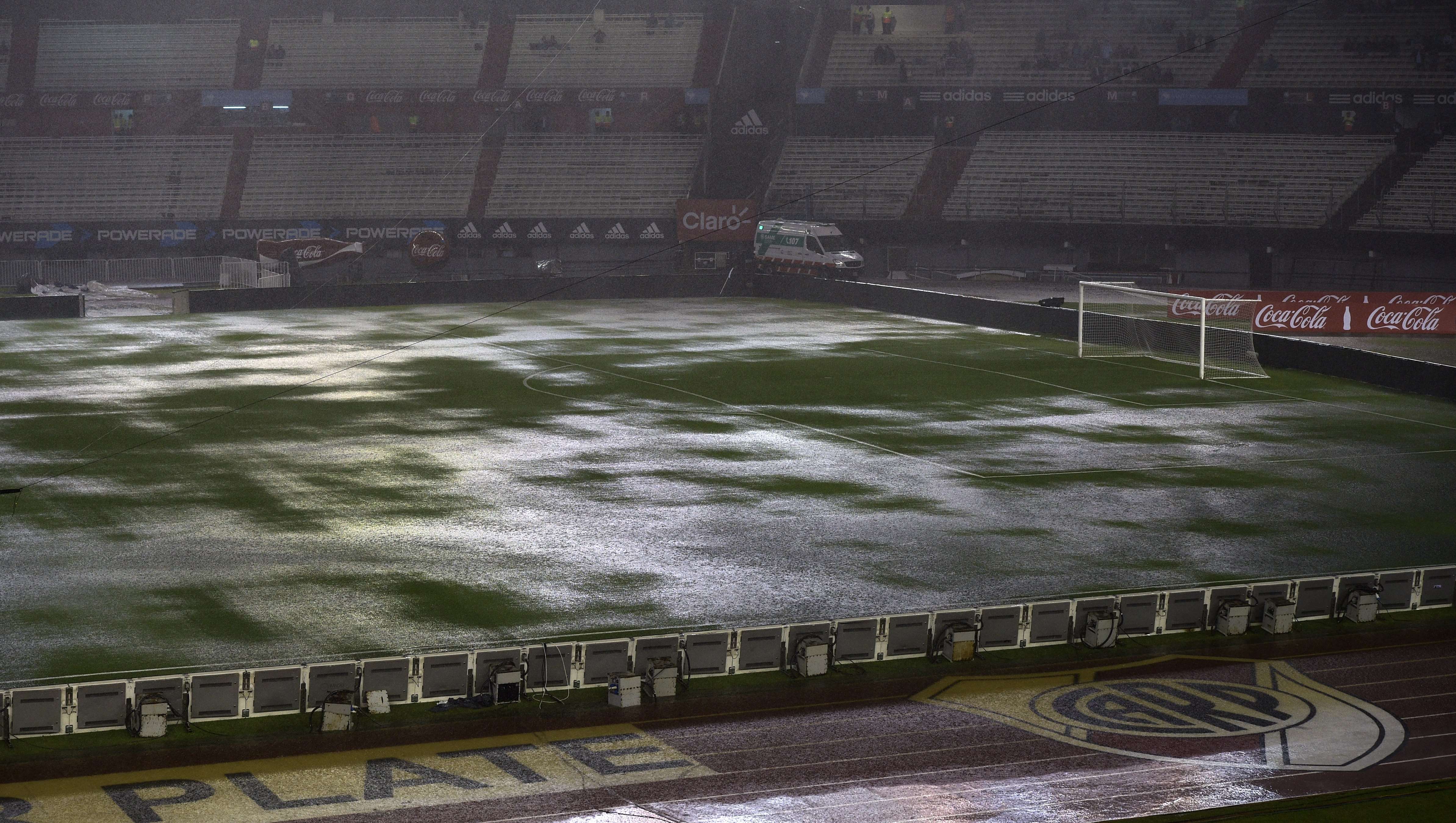 بالصور| الأمطار الغزيرة تحول دون إقامة مباراة الأرجنتين والبرازيل