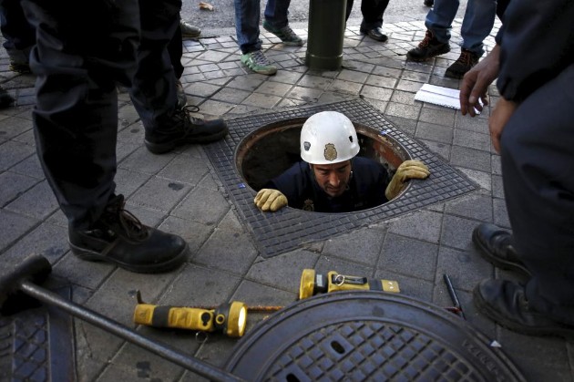 صورة| شرطة مدريد تتفقد شبكات الصرف الصحى قبل الكلاسيكو