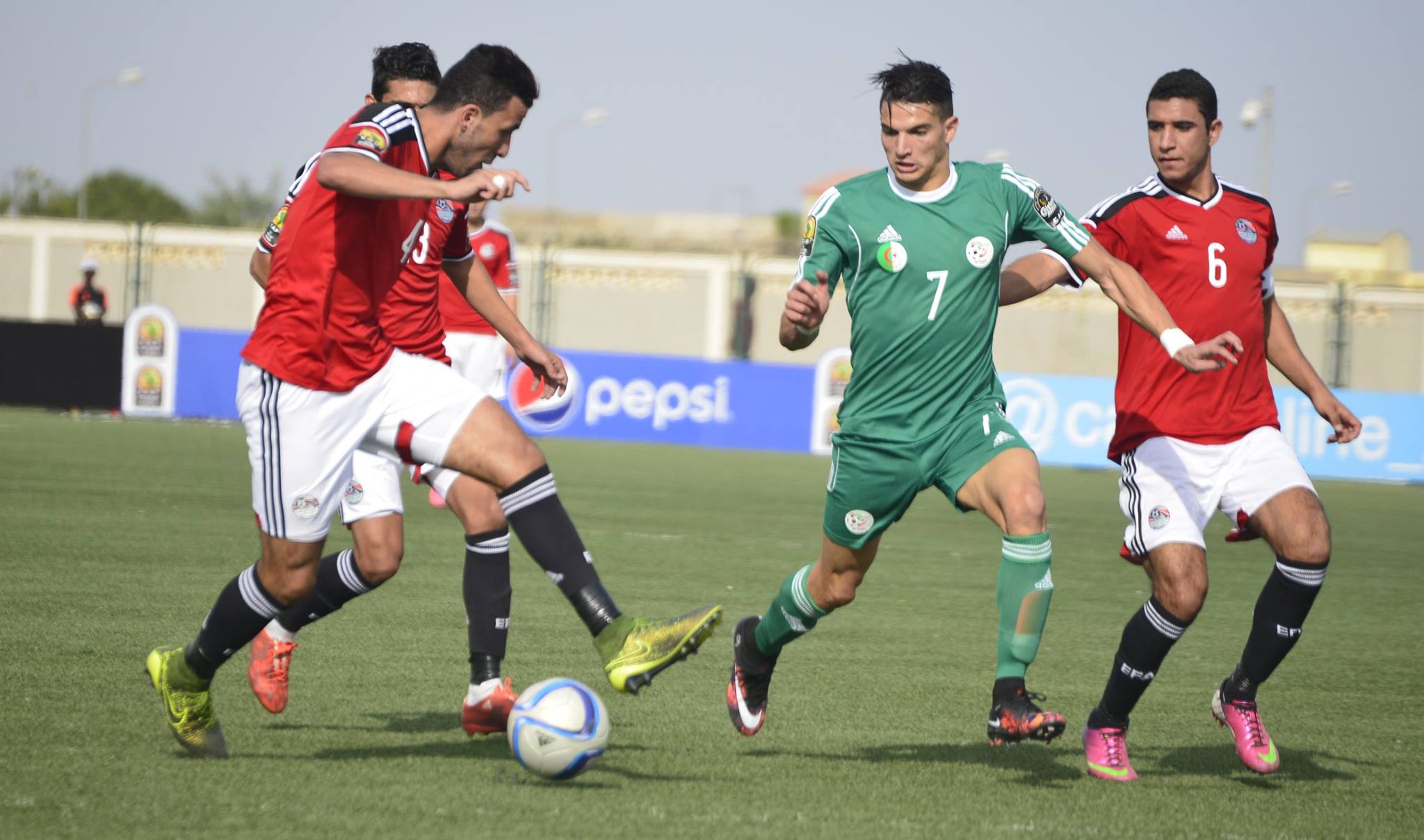 بالفيديو| ركلة جزاء غير صحيحة تمنح نيجيريا هدفا أمام مصر