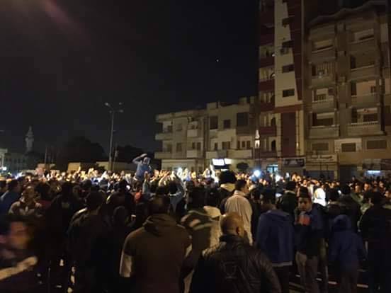 بالصور|  جماهير الإسماعيلي تحاصر ستاد الاسماعيلية لمطالبة برحيل مجلس ابو السعود
