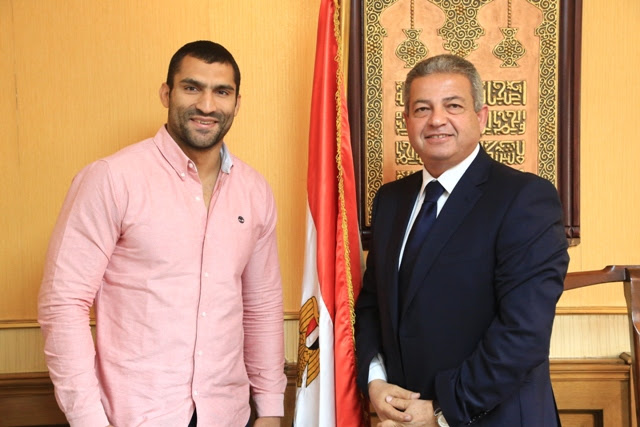 وزير الرياضة يستقبل بطل الجودو رمضان درويش
