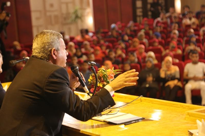 عبد العزيز يلتقى 1100 شاب وفتاة بقاعة المؤتمرات في الأقصر