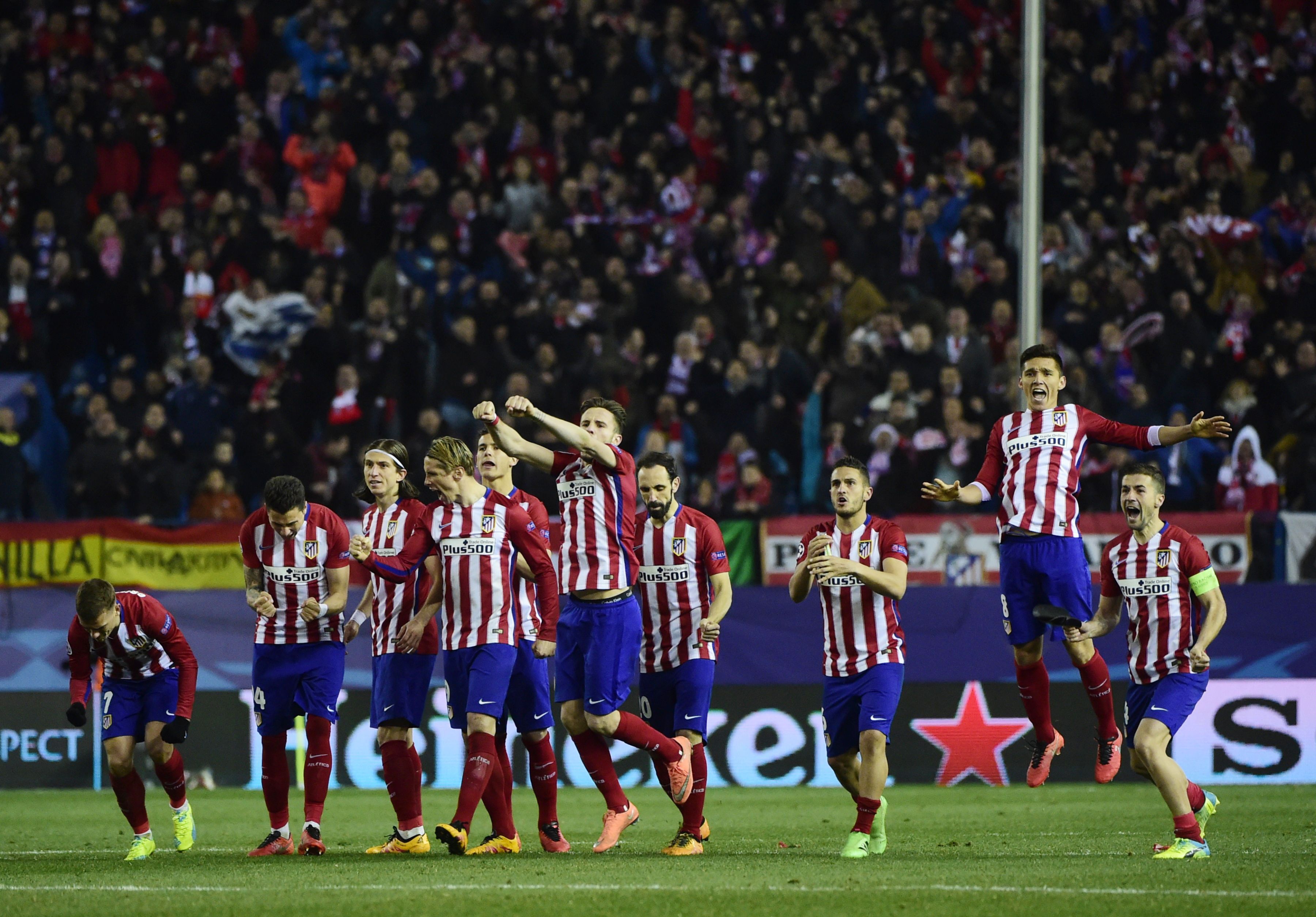 هجوم ناري من لاعبي أتلتيكو مدريد على الحكم بعد خسارة برشلونة