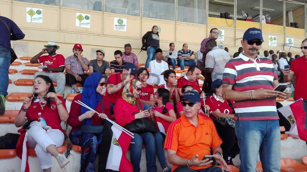 بالصور| الجالية المصرية تؤازر المنتخب في ملعب المباراة.. ومساندة من الأزهر الشريف