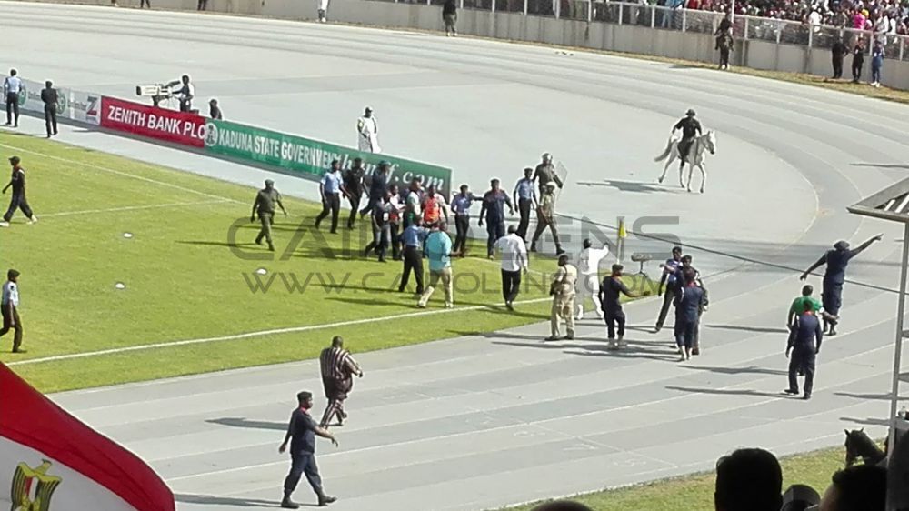 بالصور| مشجع يقتحم ملعب مباراة مصر ونيجيريا 