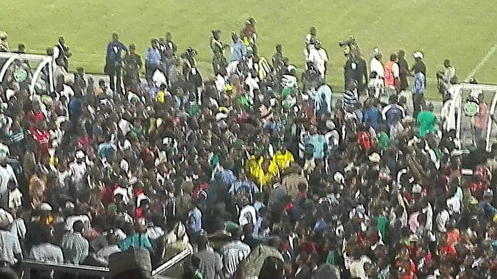 بالفيديو| لحظة اقتحام جماهير نيجيريا ملعب مباراة مصر