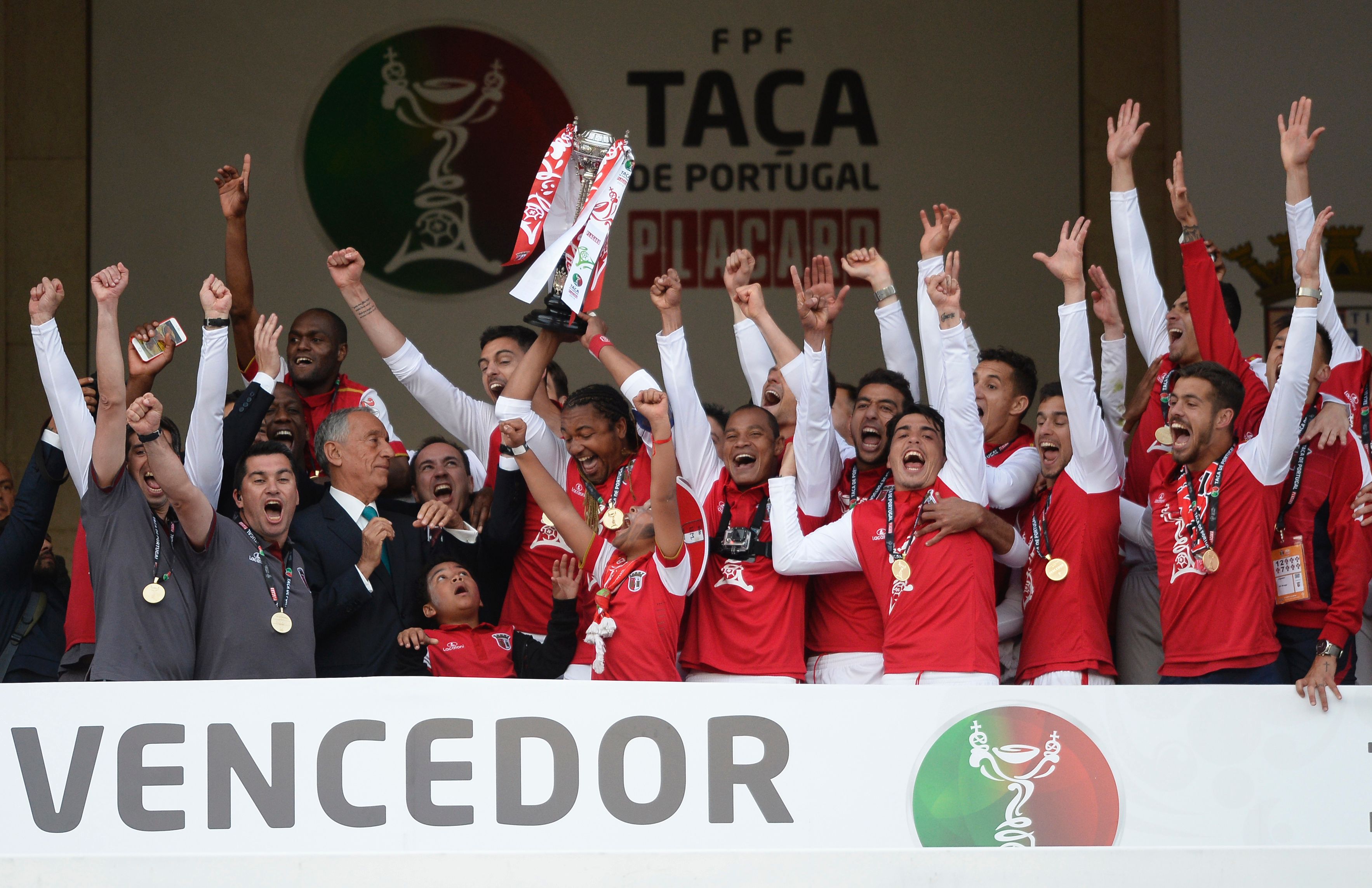 بالفيديو والصور| كوكا يتوج بلقب كأس البرتغال على حساب بورتو 