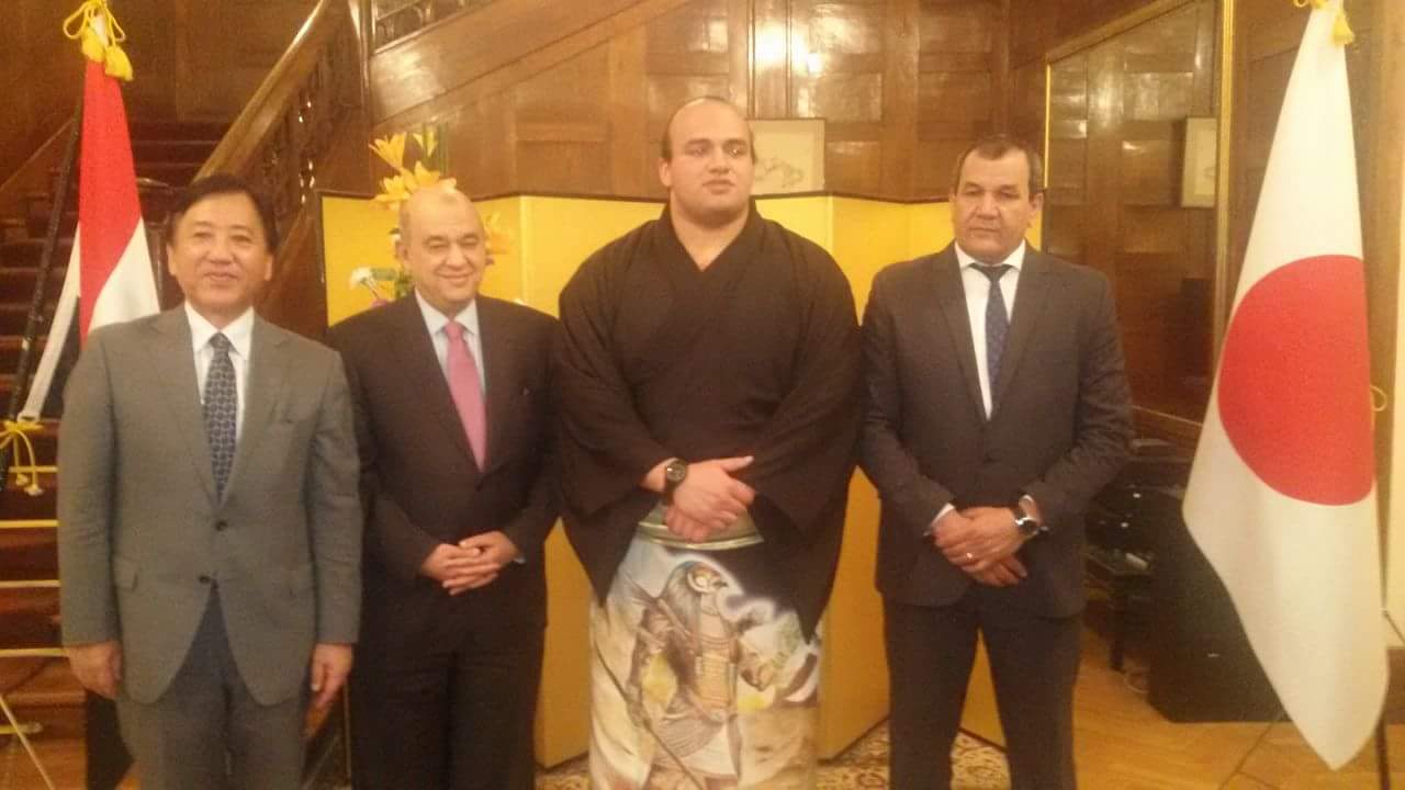 سفارة اليابان بالقاهرة تكرم بطل السومو عبد الرحمن شعلان